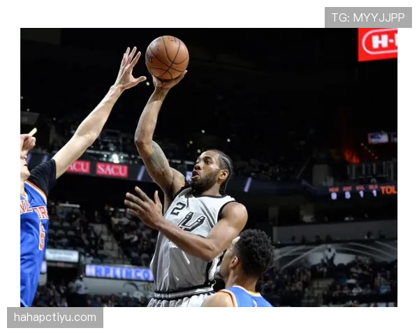 CJ·麦科勒姆三分拉开空间助力球队关键时刻得分爆发